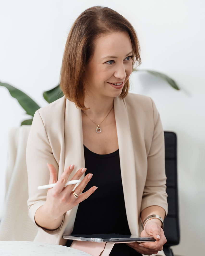 Psycholog Joanna Milewska robiąca notatki z sesji w tablecie za pomocą rysika