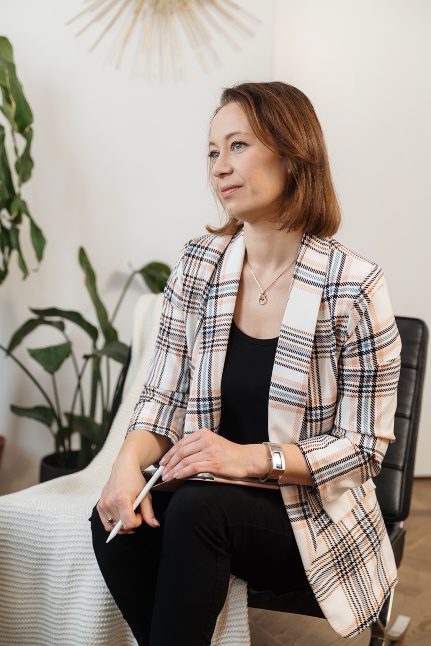 Psycholog Joanna Milewska robiąca notatki w trakcie sesji terapeutycznej