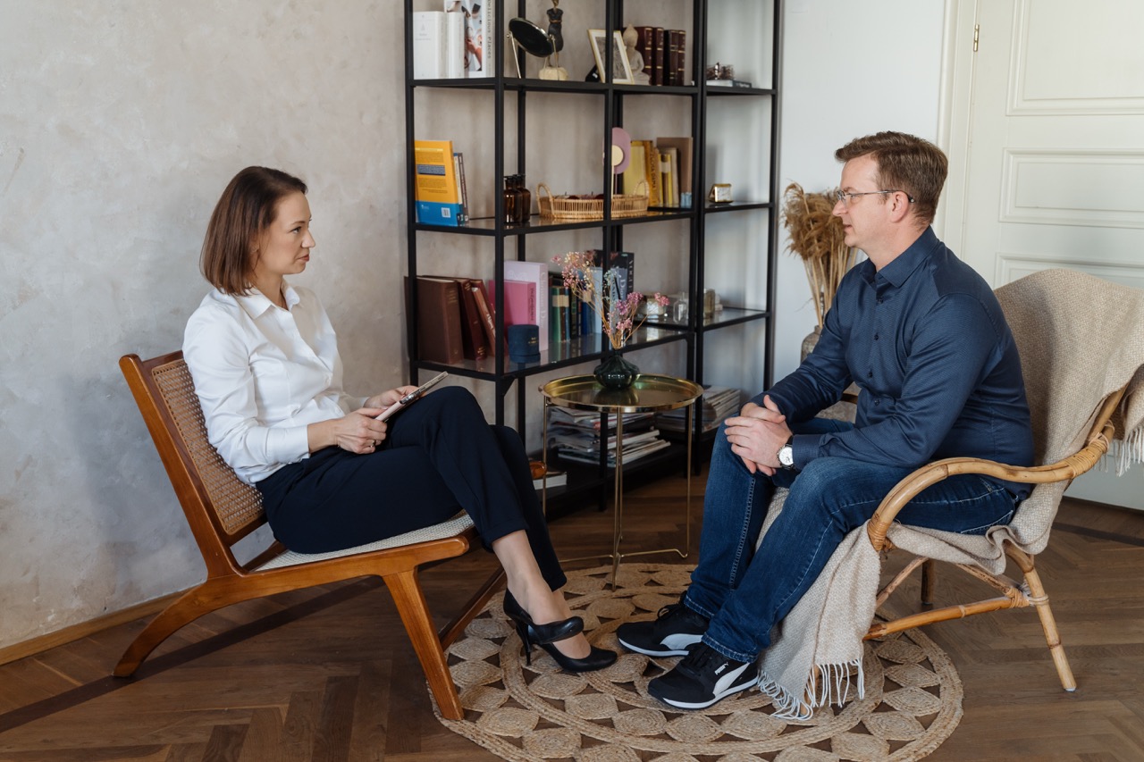 Pani psycholog w trakcie sesji indywidualnej z klientem
